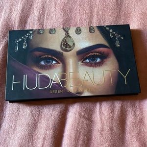 Huda Beauty Desert Dusk palette